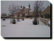 Place de Montigny la Resle sous la neige